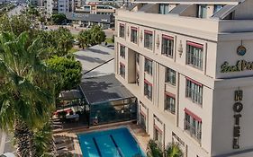 Leaf Port Hotel